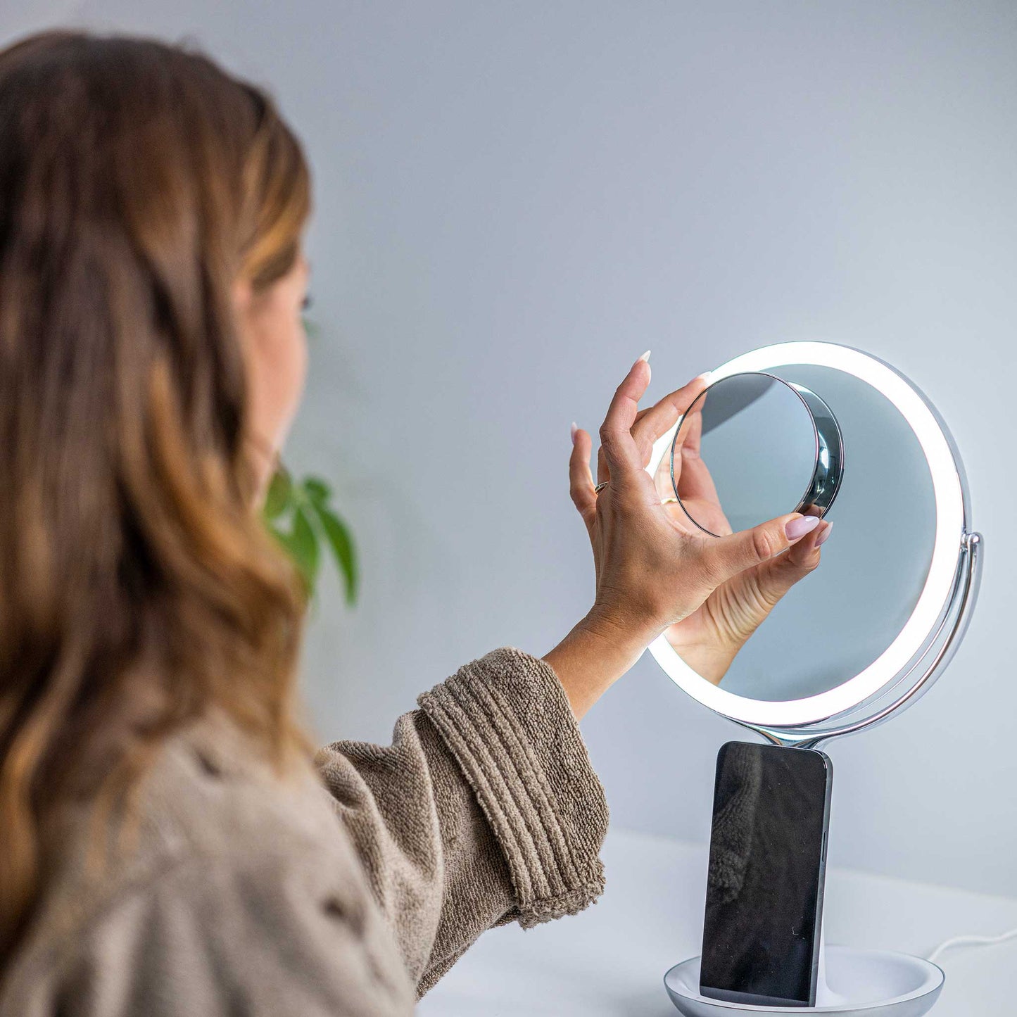 Sharper Image badrumsspegel med LED och trådlös laddare